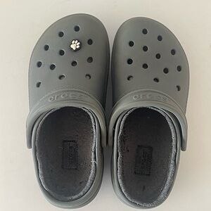 Crocs Classic Lined Unisex Black Slip-On Faux Fur Clogs
Men Size 4
Women Size 6